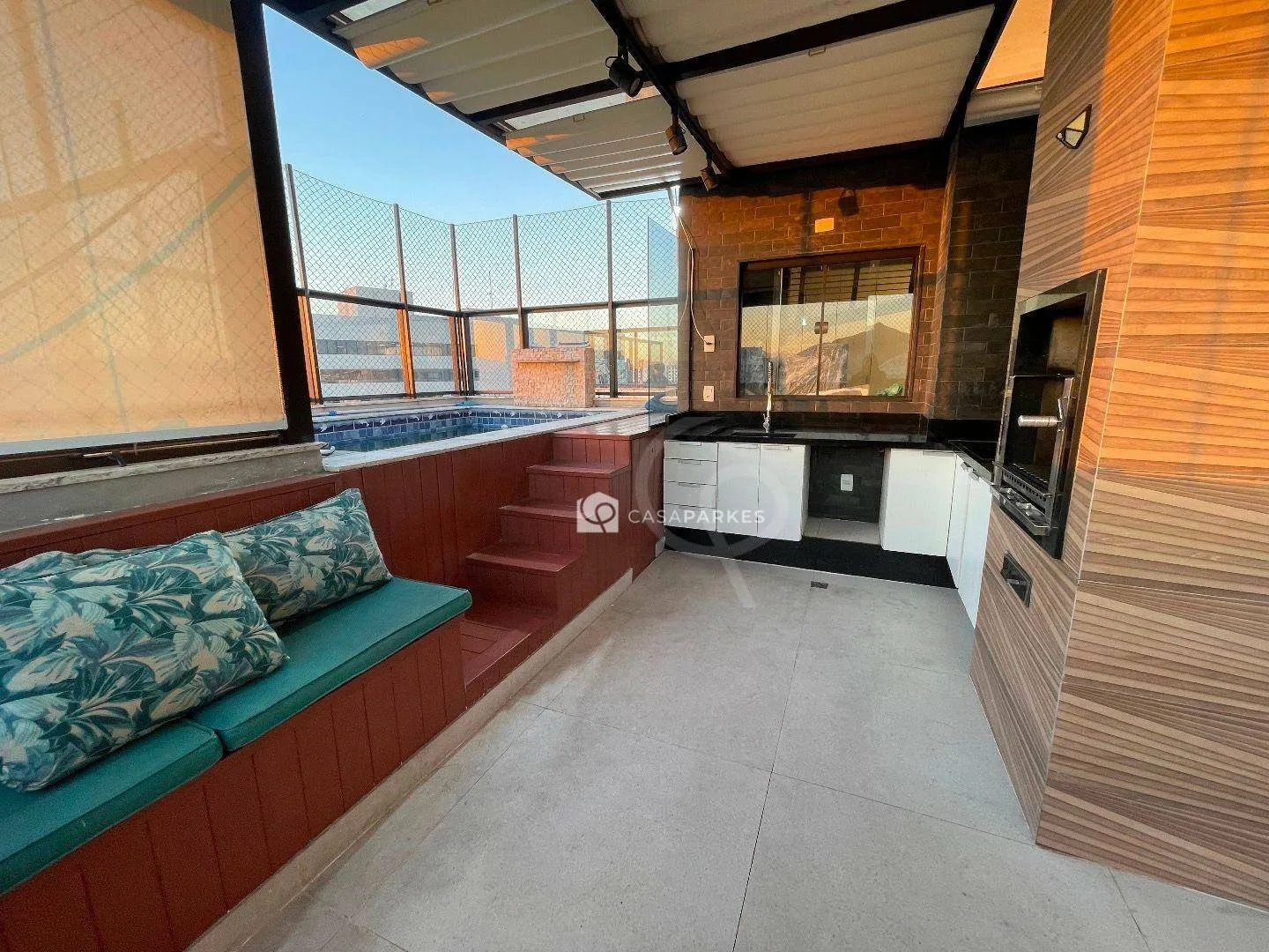 Balcony with a grill in a 3-bedroom apartment, 120 m² — photo 50