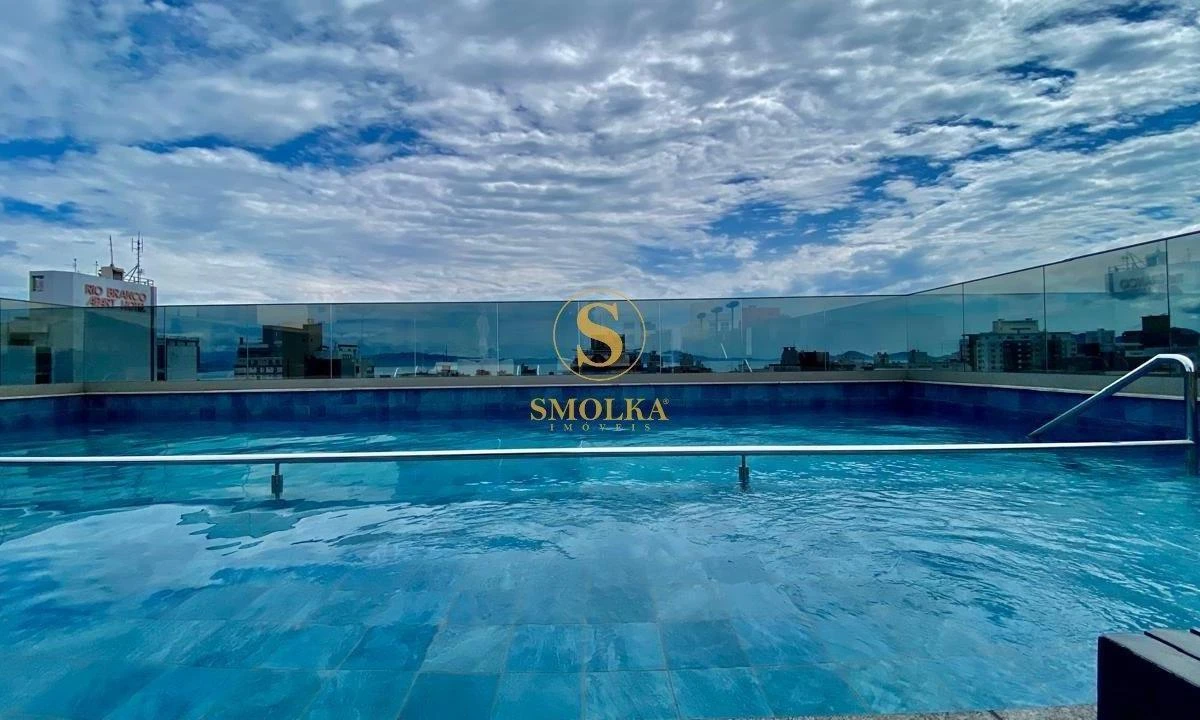 Studio in a building with a pool — photo 11
