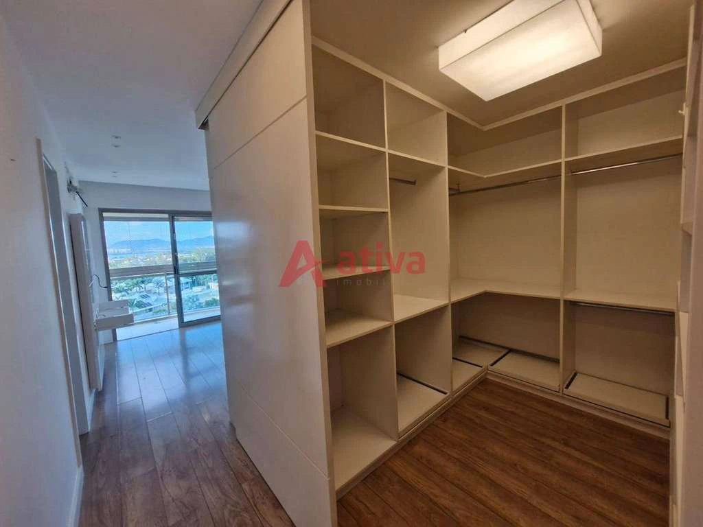 260 m² apartment with 4 en-suite bedrooms and laundry area — photo 24