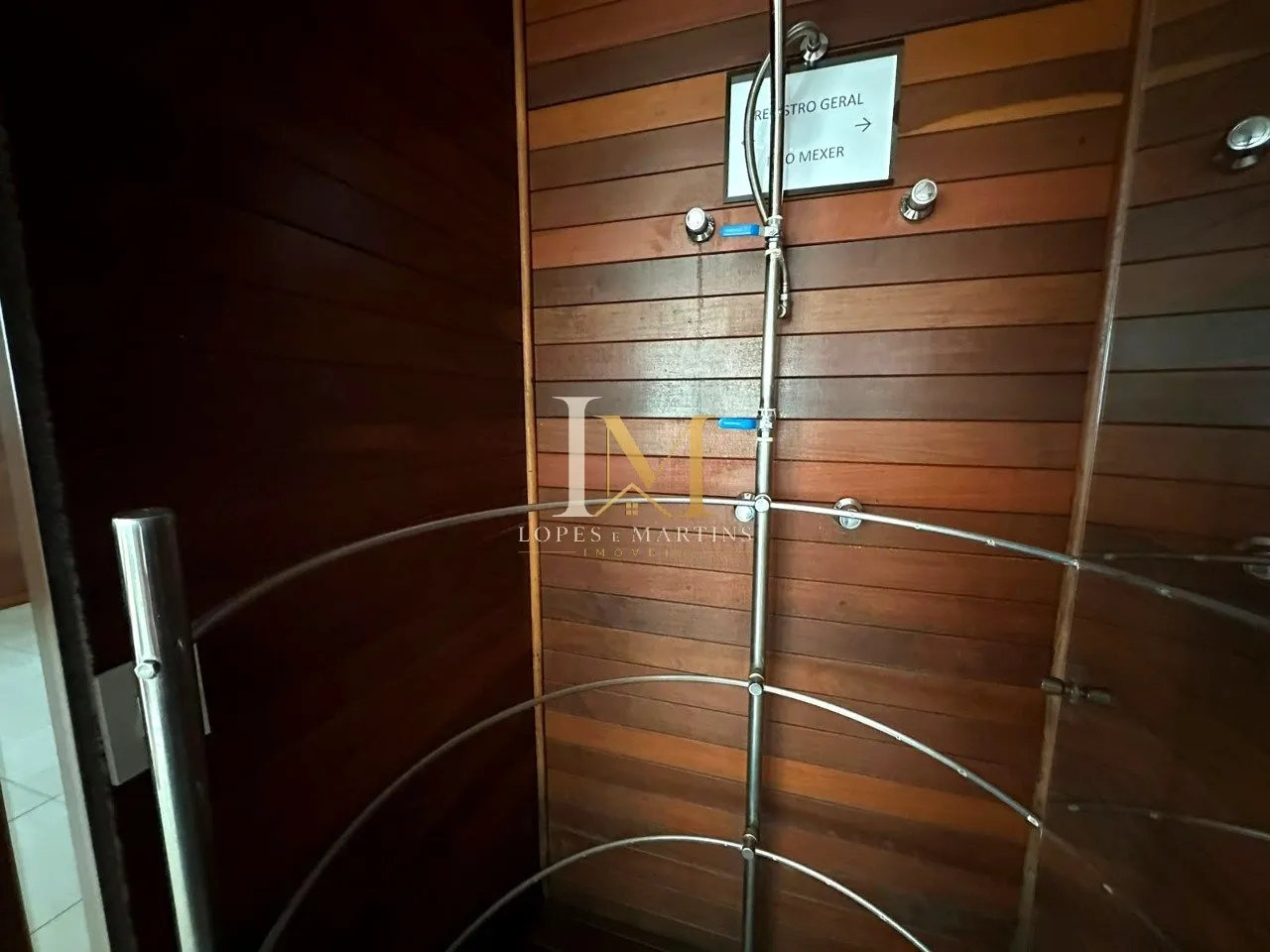 One-bedroom apartment in a building with a gym — photo 46