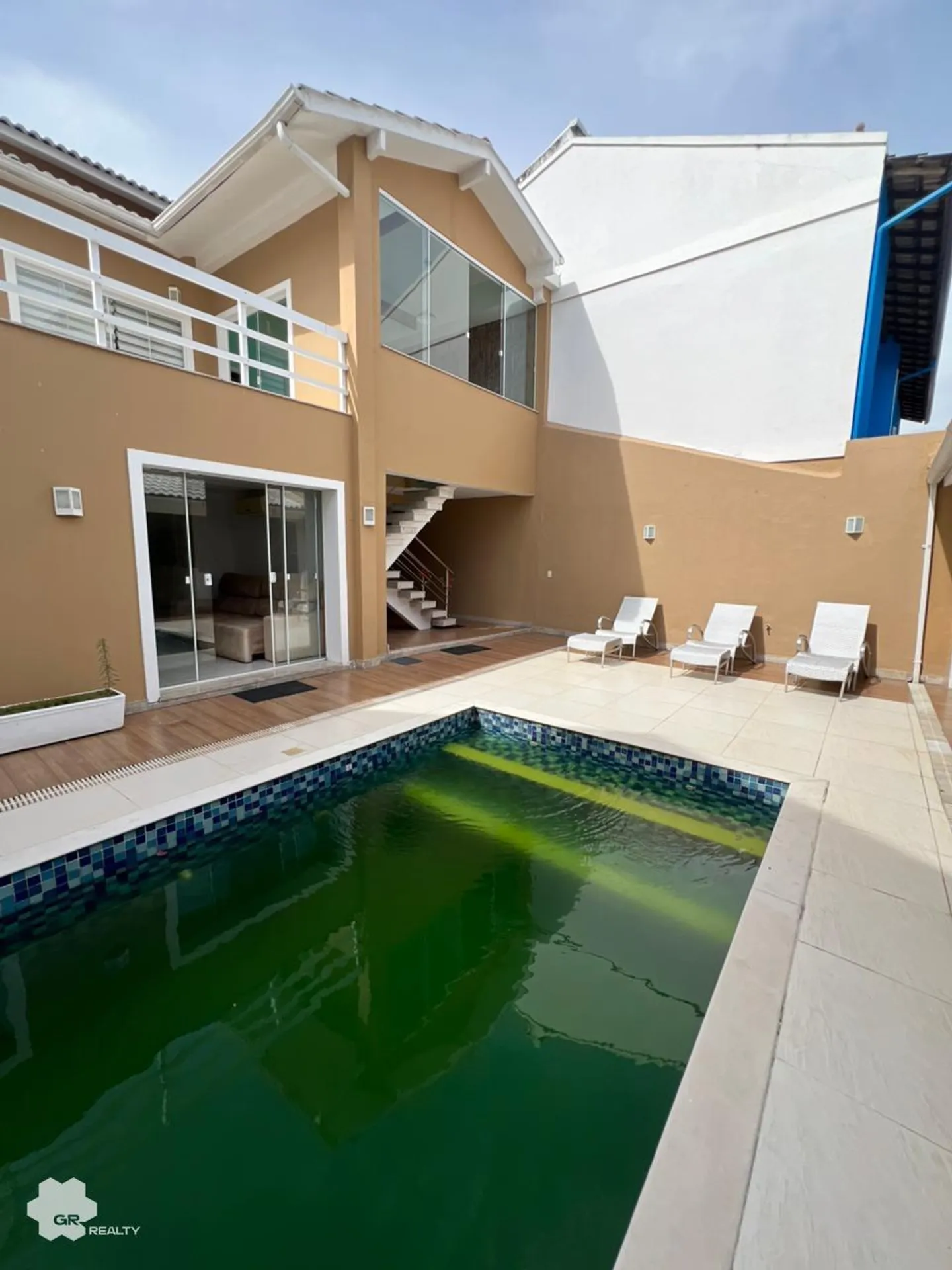 House with 6 en-suite bedrooms and 468 m² of space