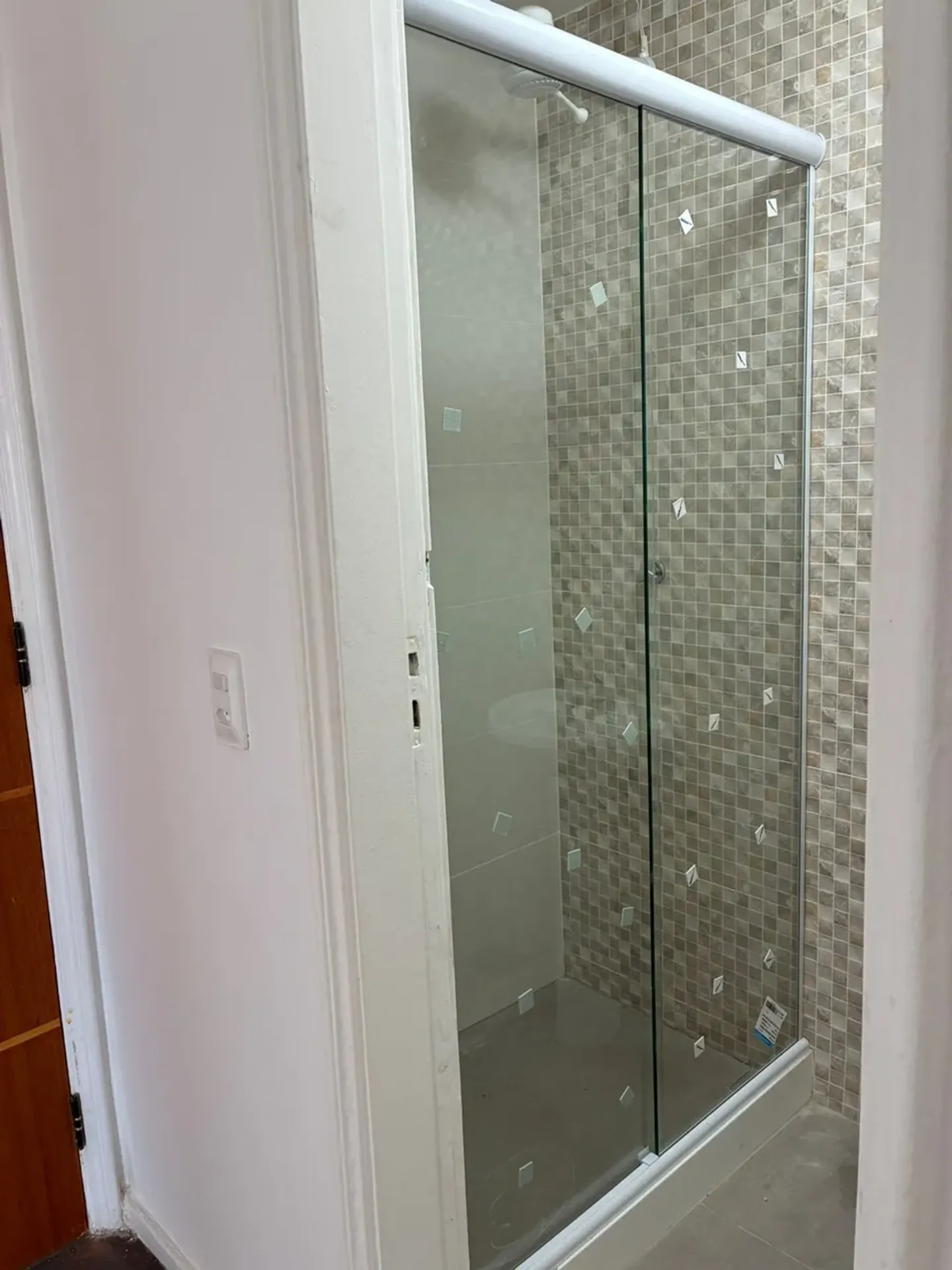 Unfurnished 1-bedroom apartment with floor-to-ceiling windows — photo 23