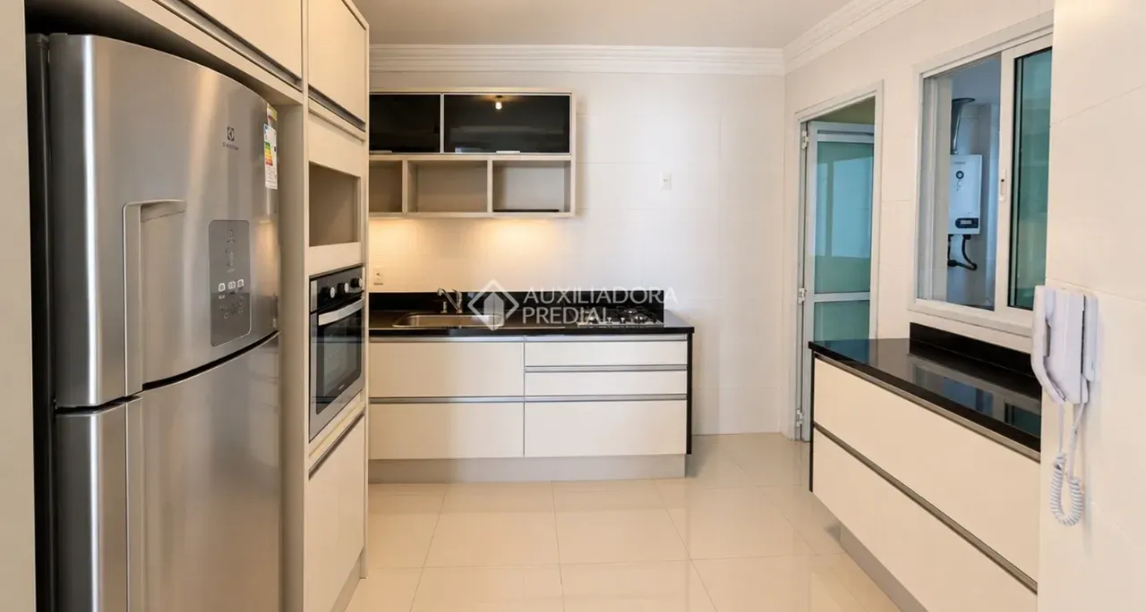 Balcony with a grill in a 4-bedroom apartment, 125 m² — photo 13