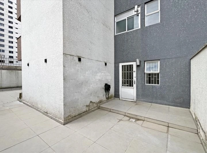 Unfurnished 3-bedroom apartment with private garden — photo 6