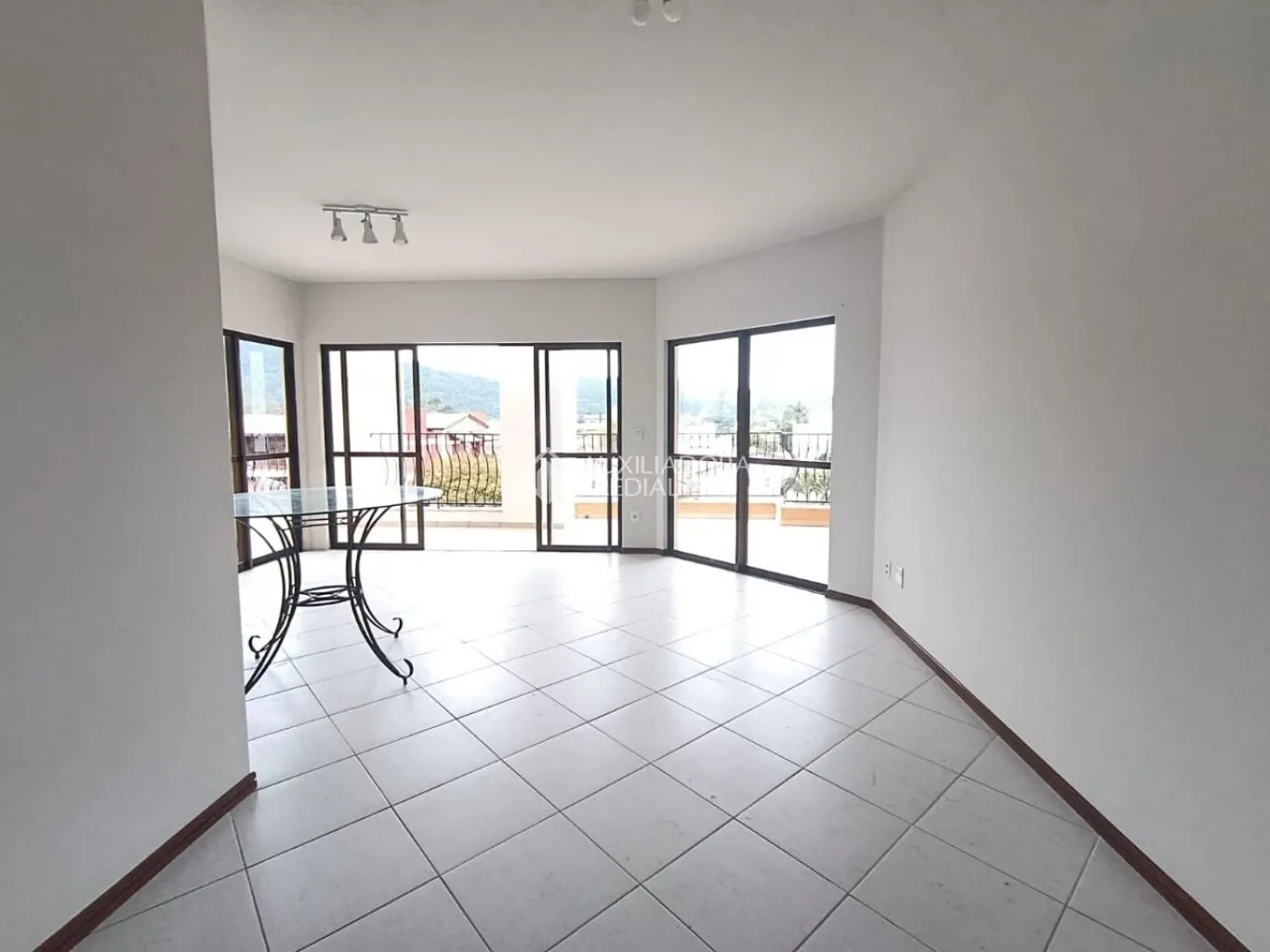 Penthouse-style apartment with 3 bedrooms and 3 baths — photo 6