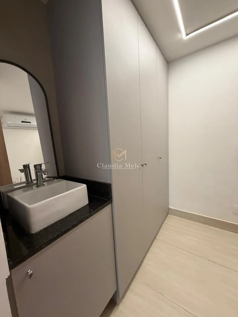 One-bedroom apartment with a washing machine — photo 7