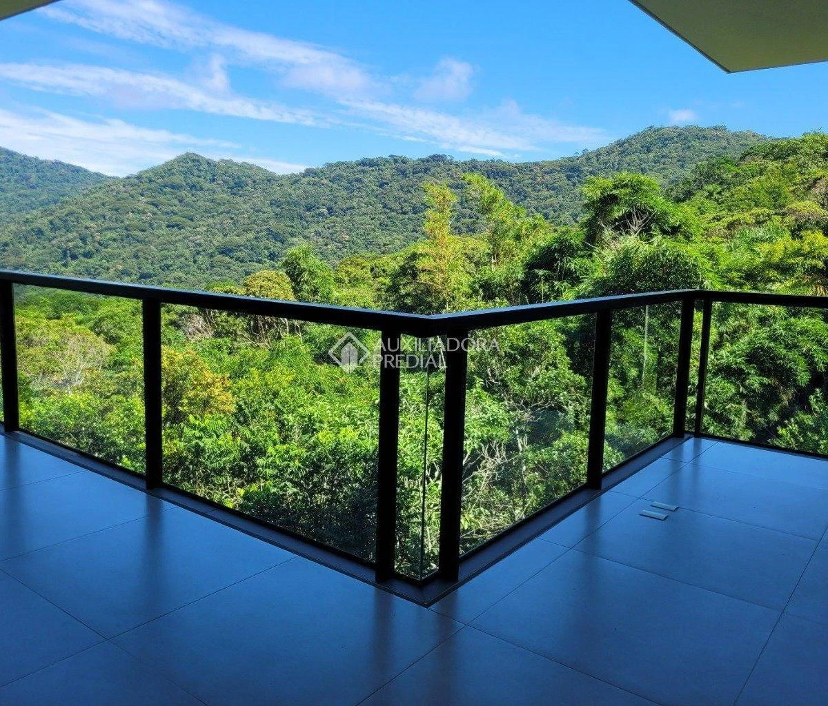 Floor-to-ceiling windows in a one-bedroom house, 158 m² — photo 4