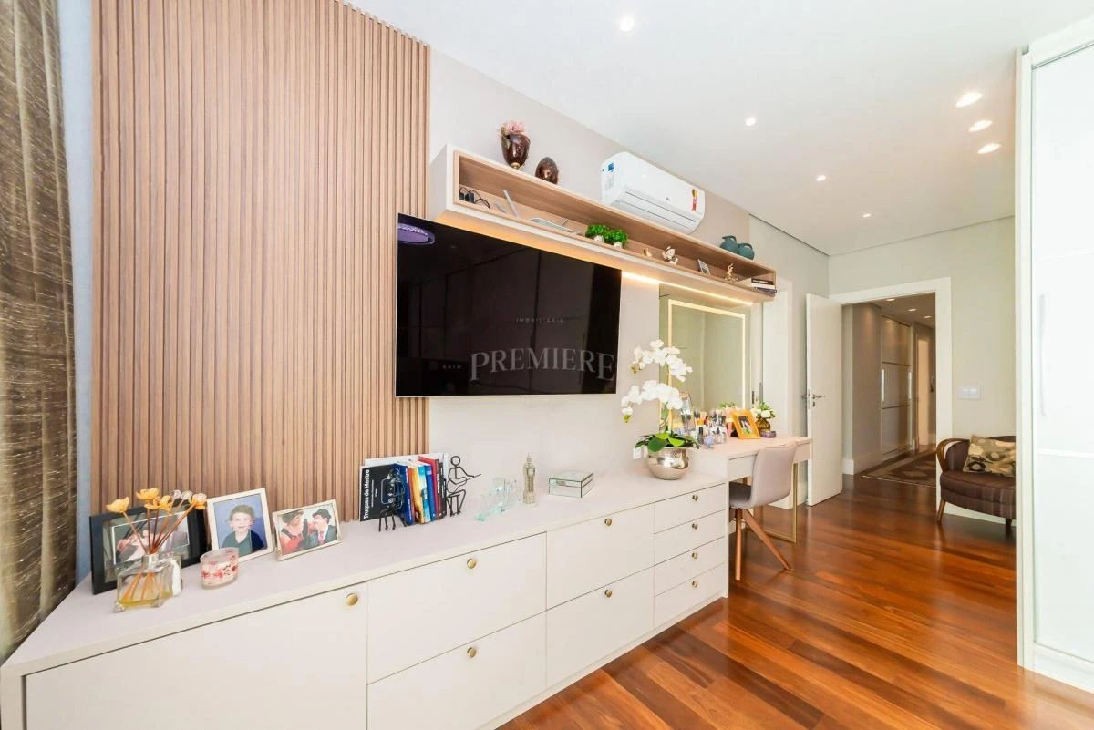 Apartment with 4 bedrooms and 5 baths, with a balcony — photo 27