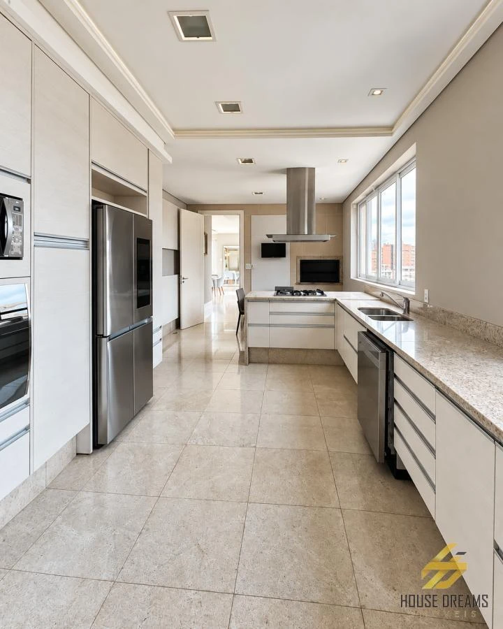 344 m² apartment with a walk-in closet and a bathtub — photo 2