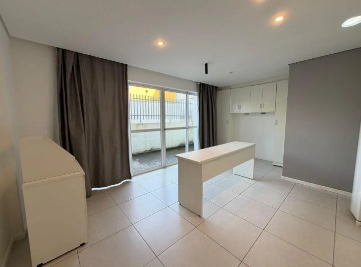 Apartamento de 1 quarto com cozinha aberta e banheiro moderno — photo 5