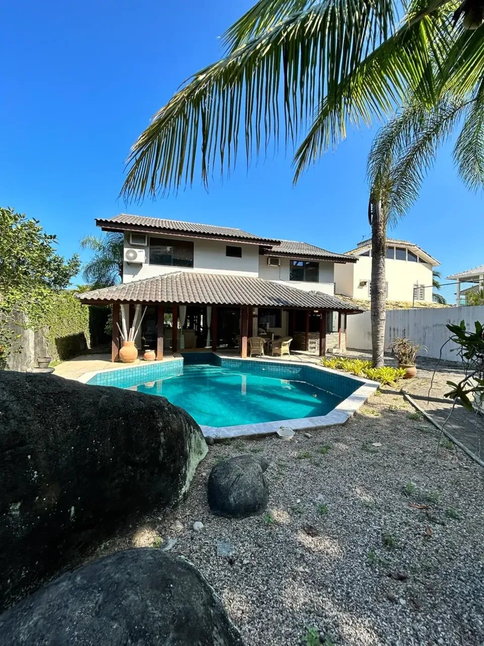House with 4 bedrooms and 5 bathrooms plus shared pool area — photo 4