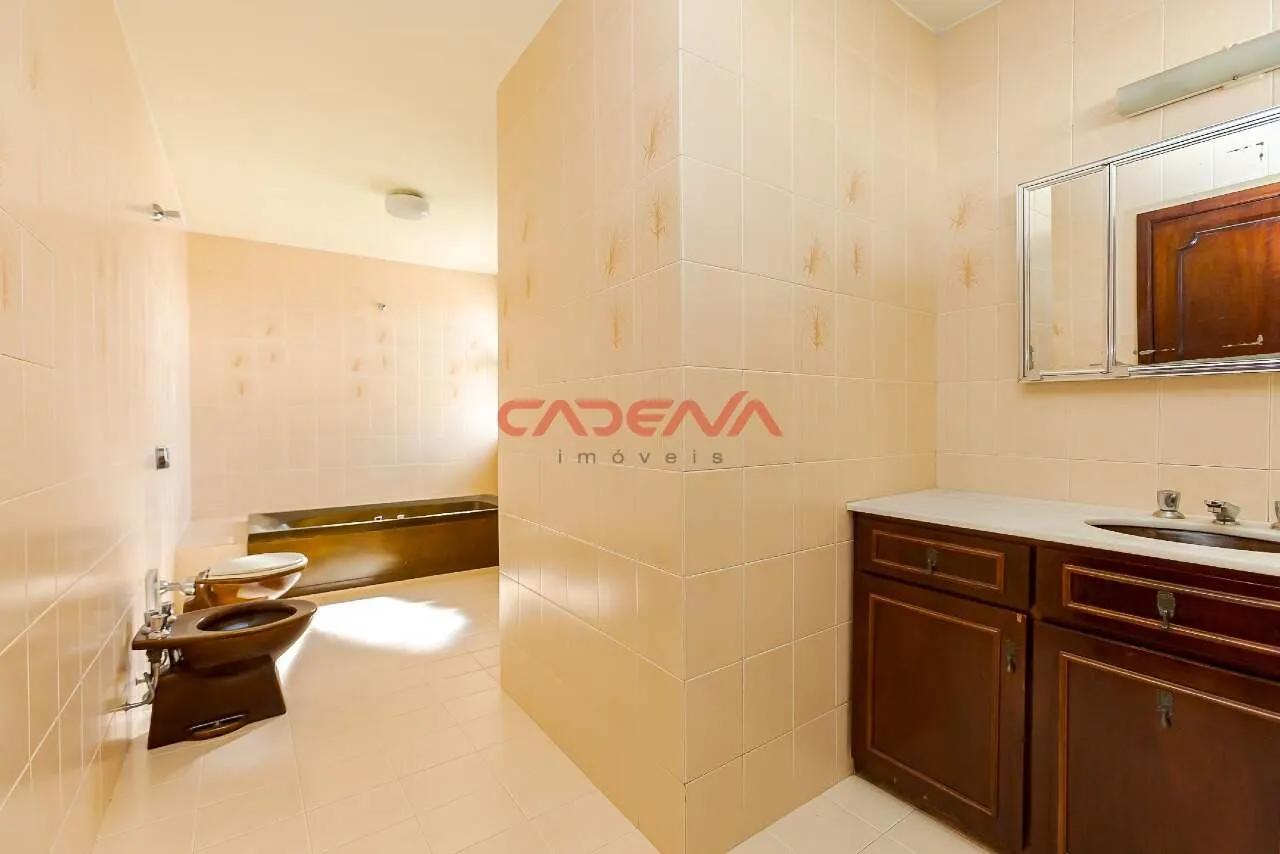 House with 5 bedrooms, 3 en-suites and 660 m² with 6 spaces — photo 18