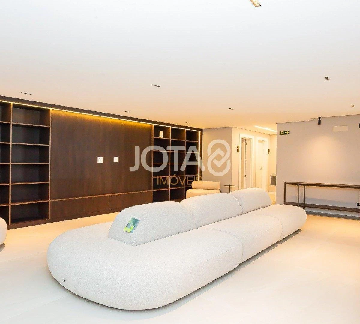 Balcony with a grill in a 3-bedroom apartment, 143 m² — photo 4