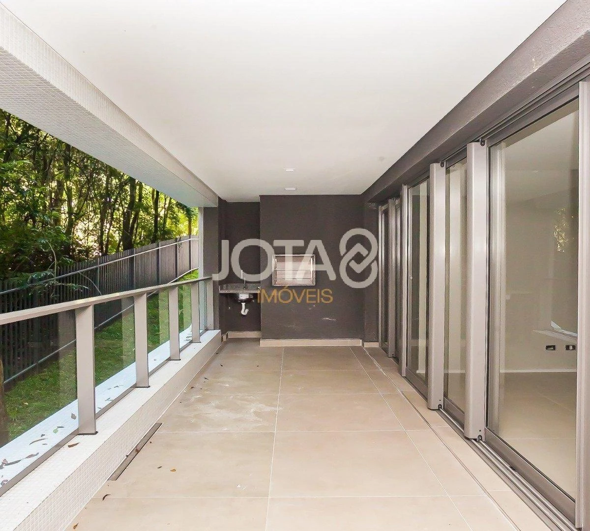 Balcony with a grill in a 3-bedroom apartment, 143 m² — photo 30