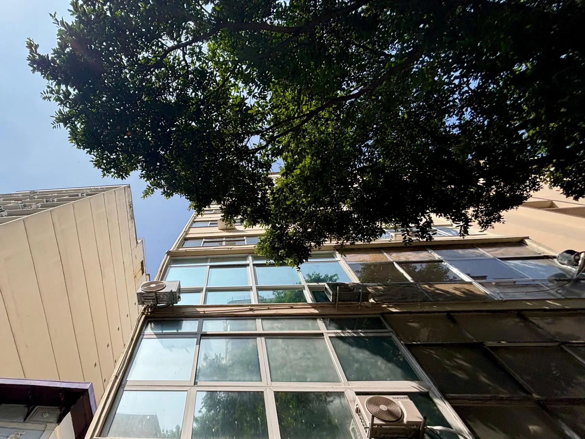Furnished studio with 1 bedroom and a glass shower — photo 17