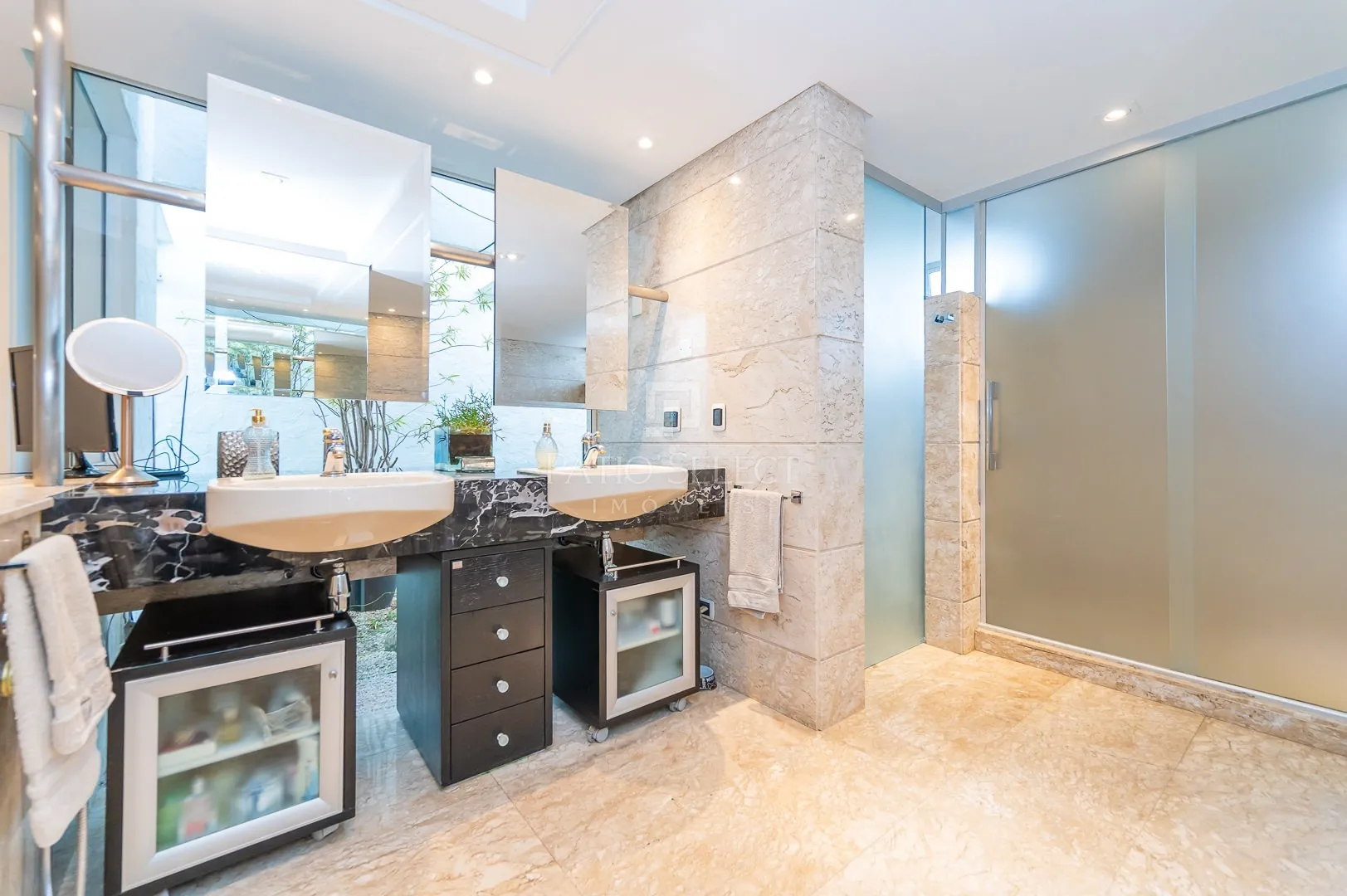 Floor-to-ceiling windows in a 6-bedroom house, 763 m² — photo 104