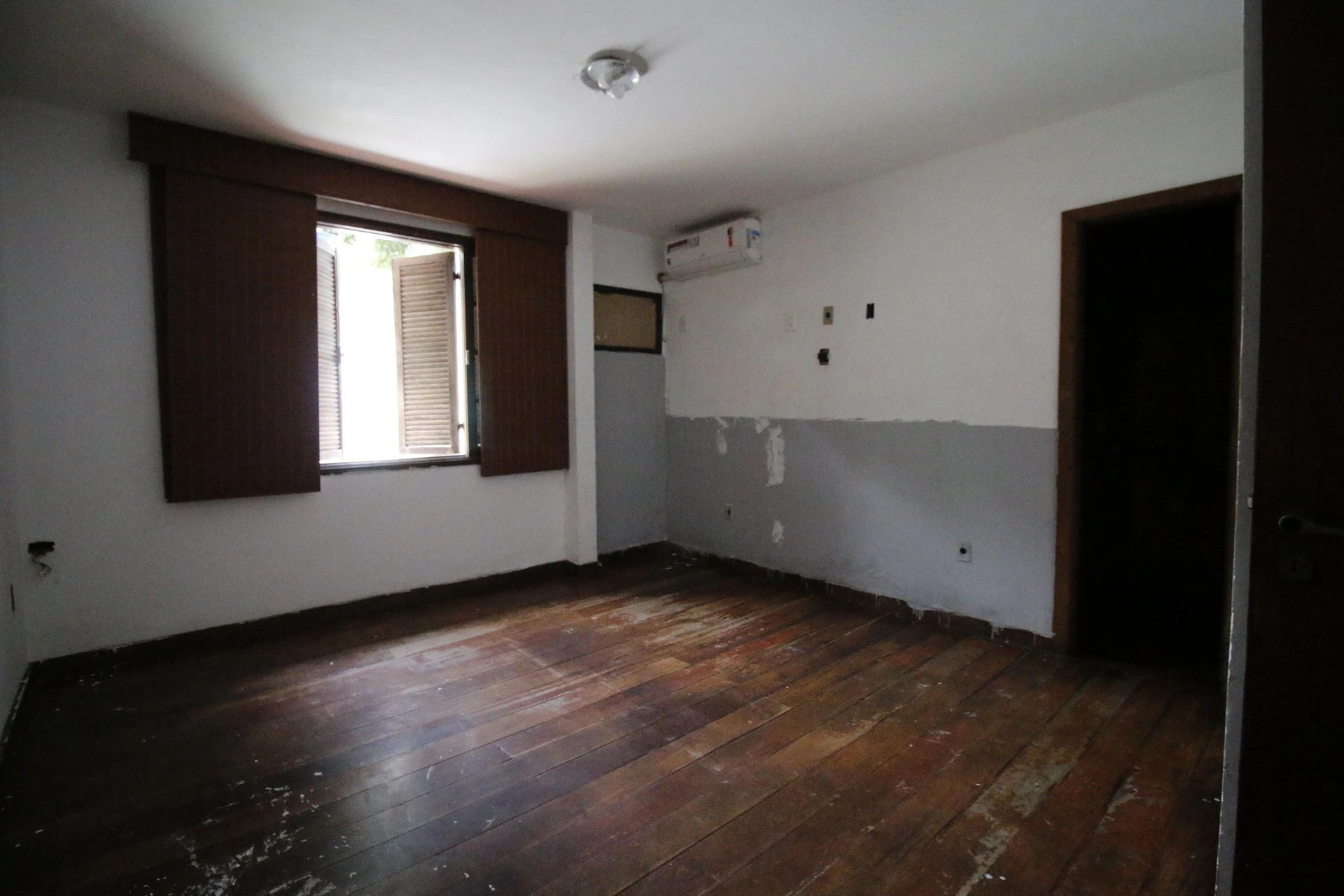 500 m² house with floor-to-ceiling windows and a bathtub — photo 21