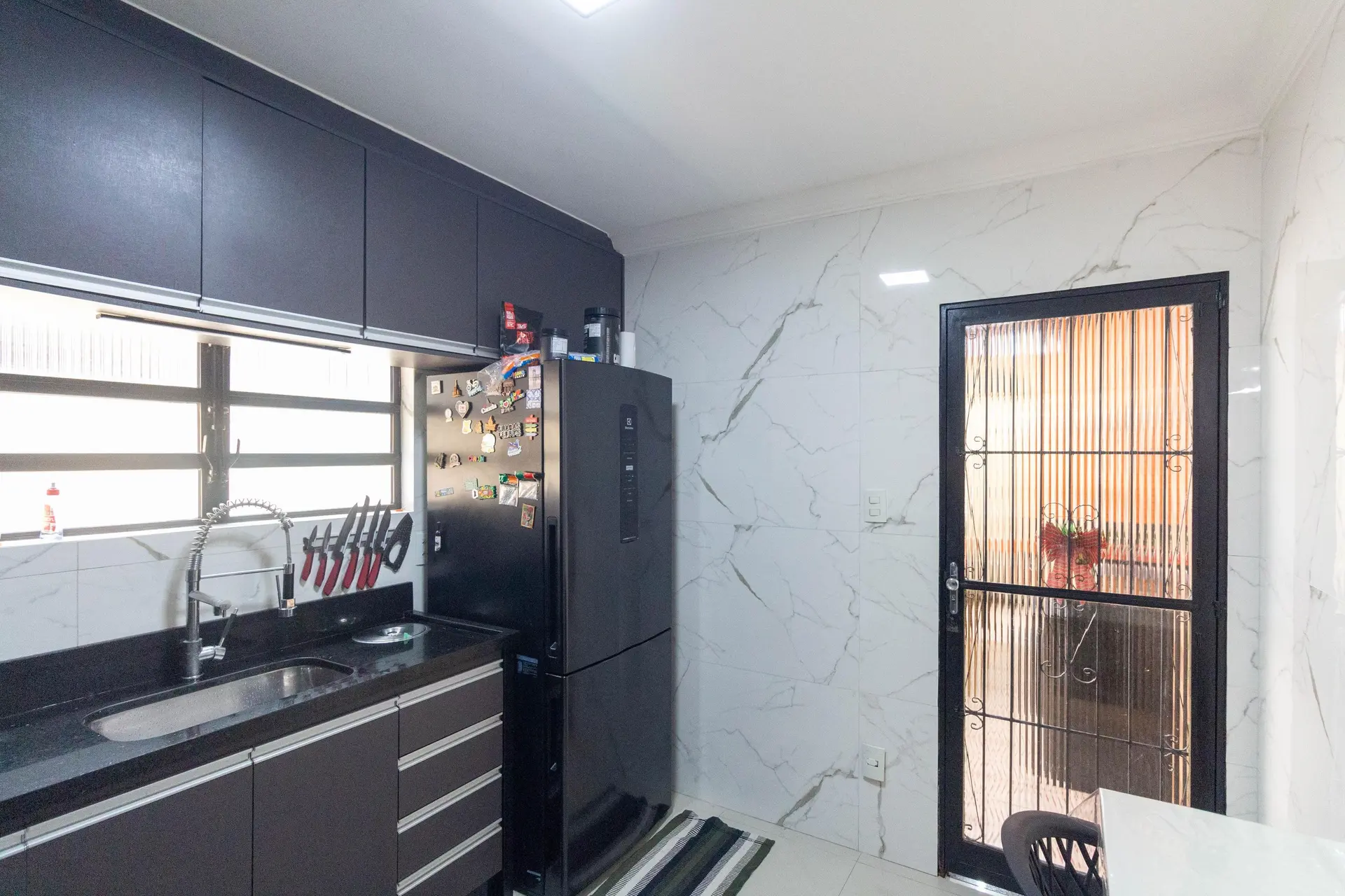 Balcony with a grill in a 2-bedroom house, 80 m² — photo 2