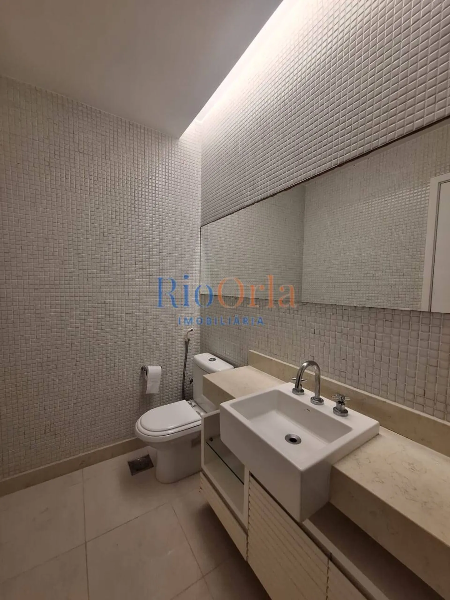 Furnished apartment with 4 bedrooms and 5 bathrooms — photo 37