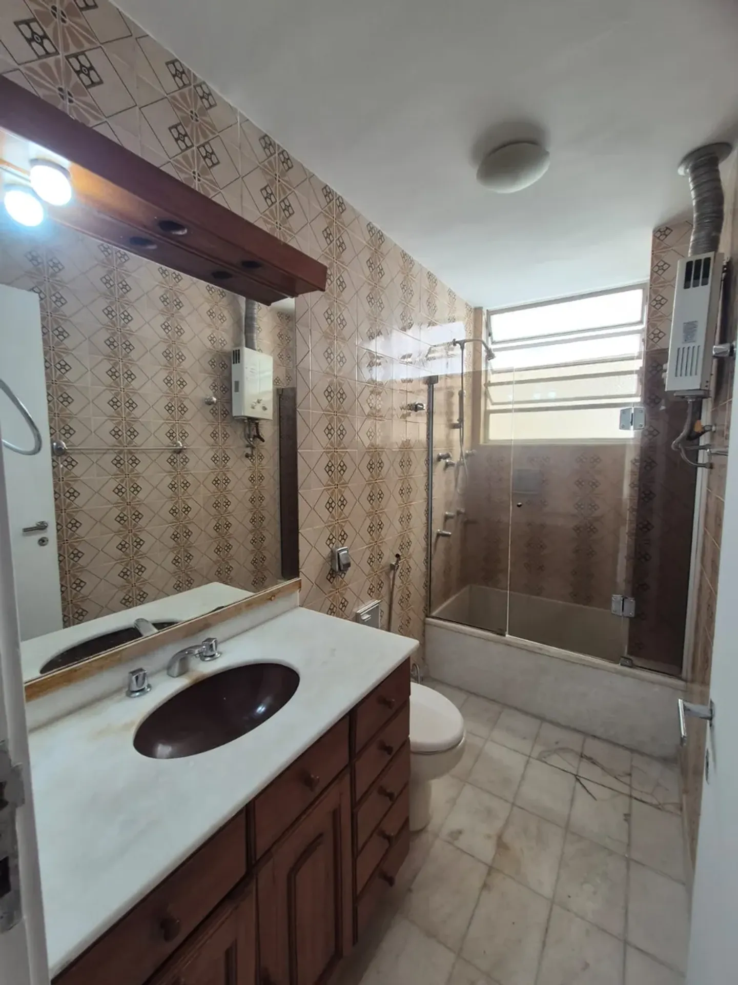 140 m² apartment with a bathtub and a home office — photo 27
