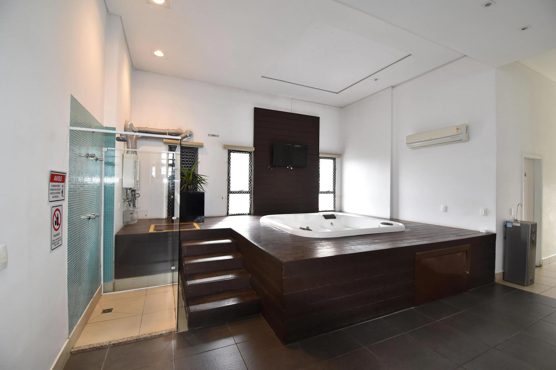 Furnished apartment, 48 m², with a glass-enclosed balcony — photo 25