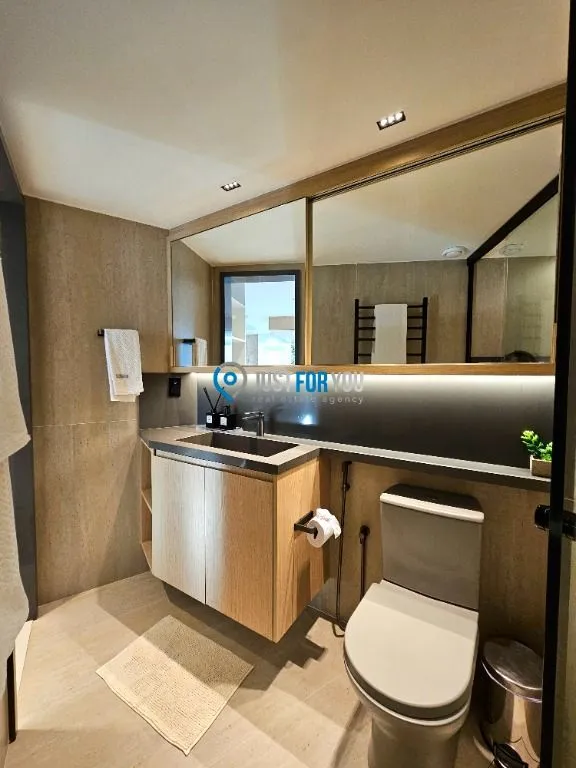 Furnished 1-bedroom apartment with an open-plan kitchen — photo 23
