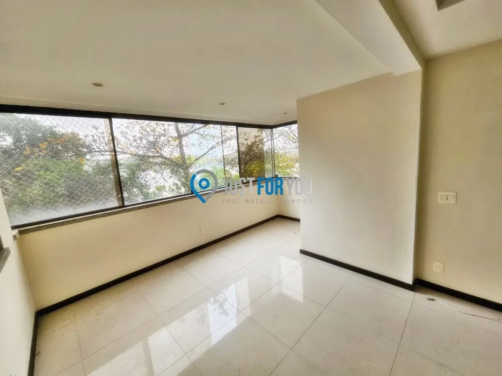 Apartamento com 3 dormitórios e varanda fechada de vidro — photo 11