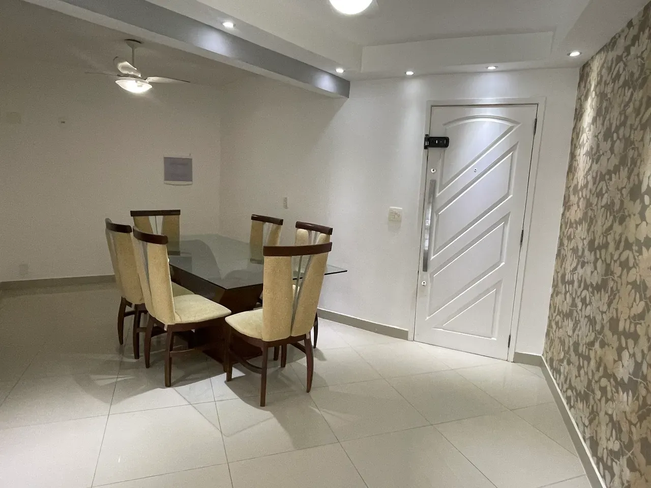 Unfurnished apartment with floor to ceiling windows — photo 10