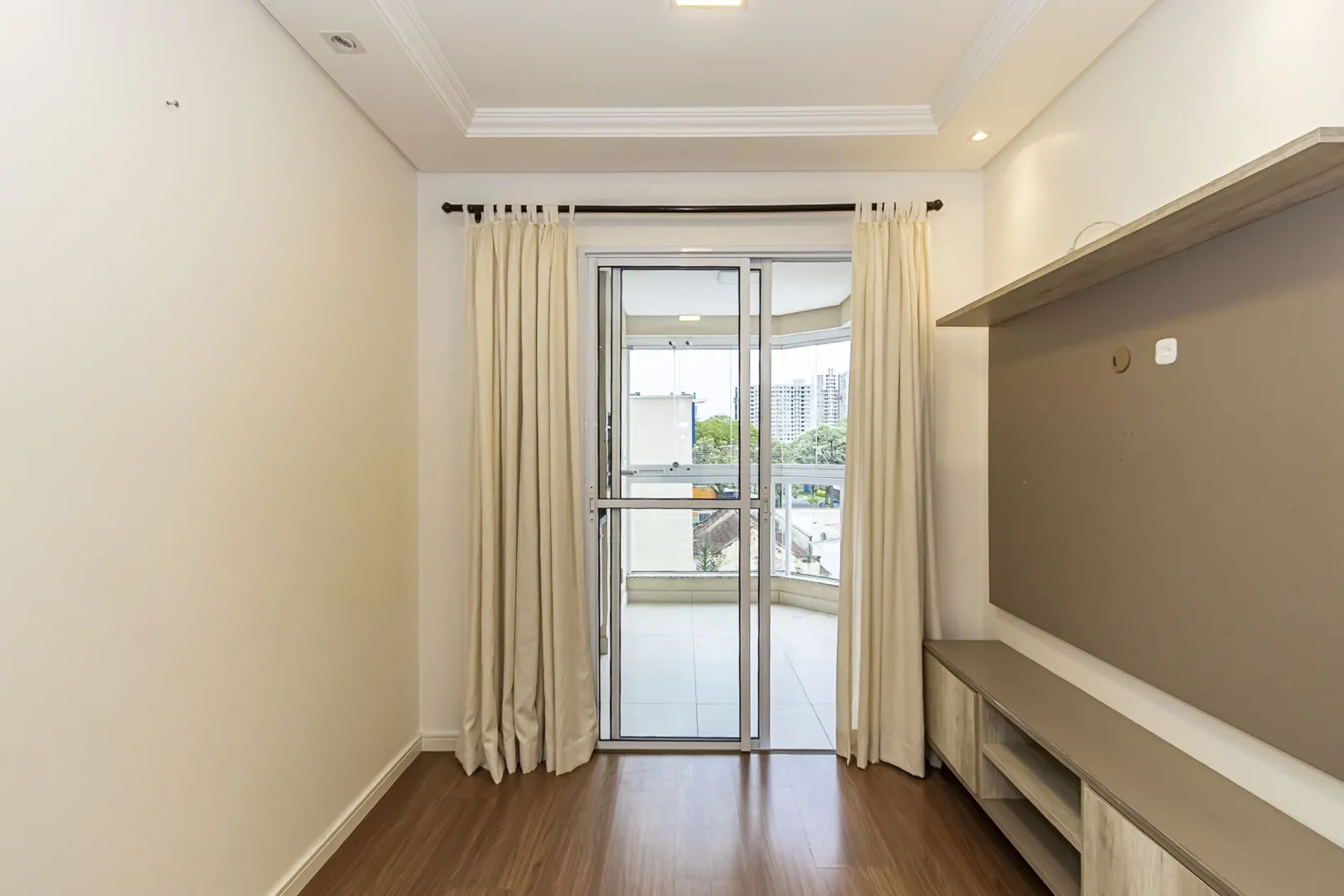 Balcony with a grill in a 2-bedroom apartment, 59 m² — photo 5