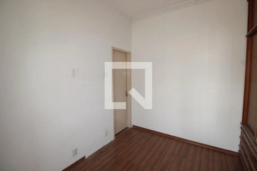 Apartamento com piso de madeira ou laminado, Pilares — photo 11