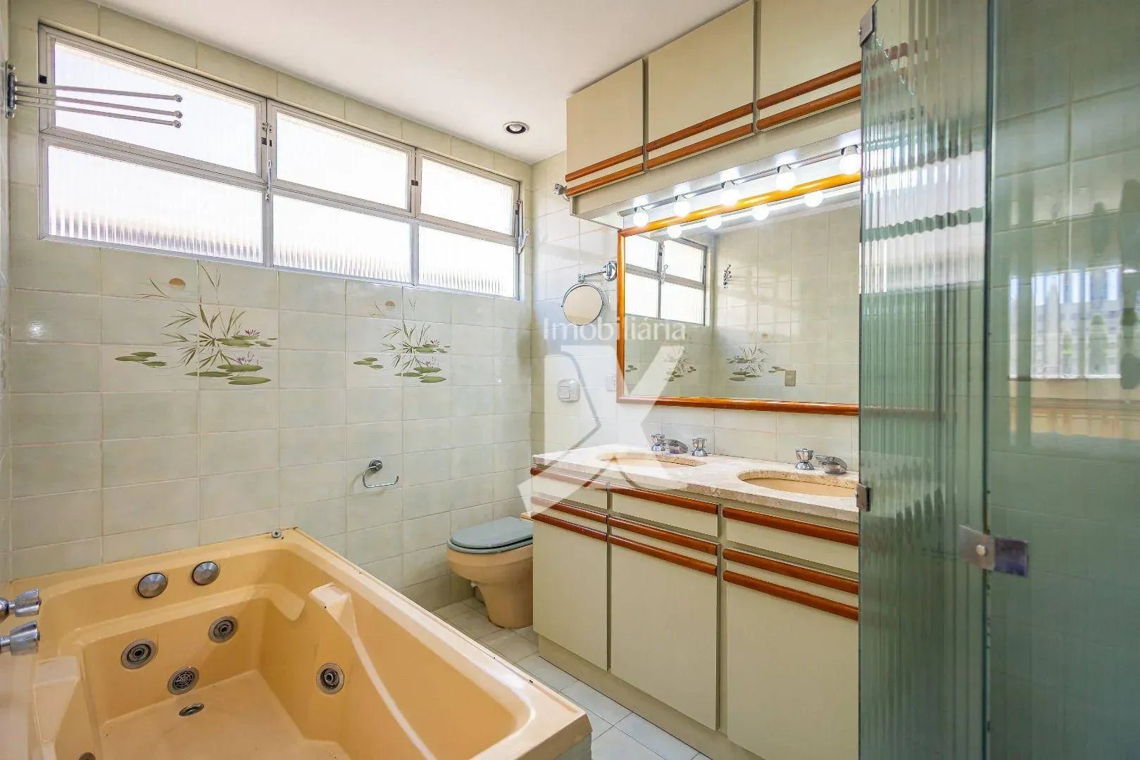 Furnished 3-bedroom apartment with balcony — photo 31