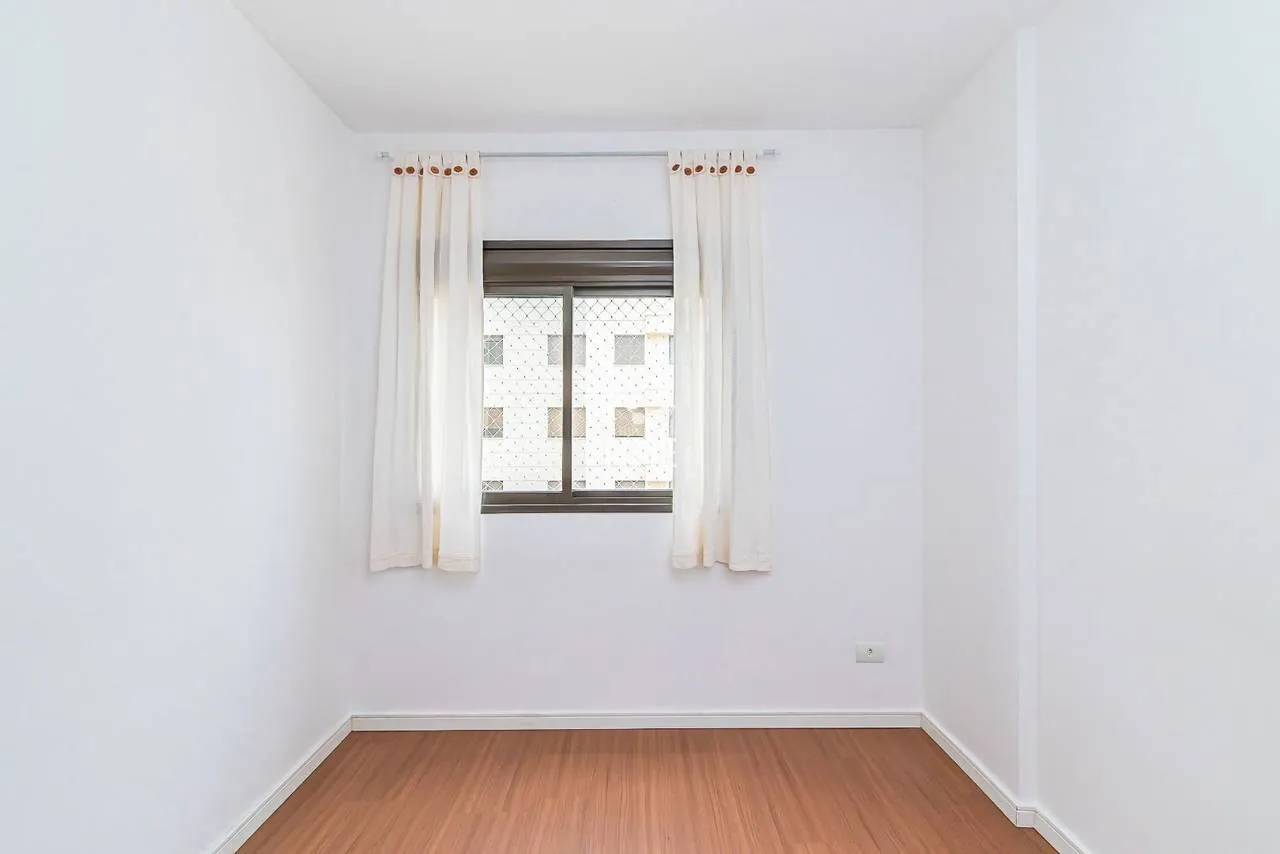 Wood or laminate floors in a 3-bedroom apartment, 78 m² — photo 19
