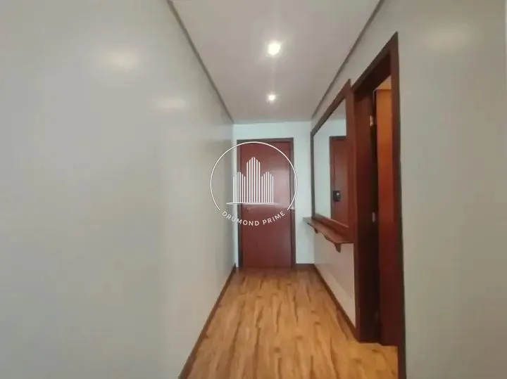 4-bedroom apartment in a building with a pool — photo 13