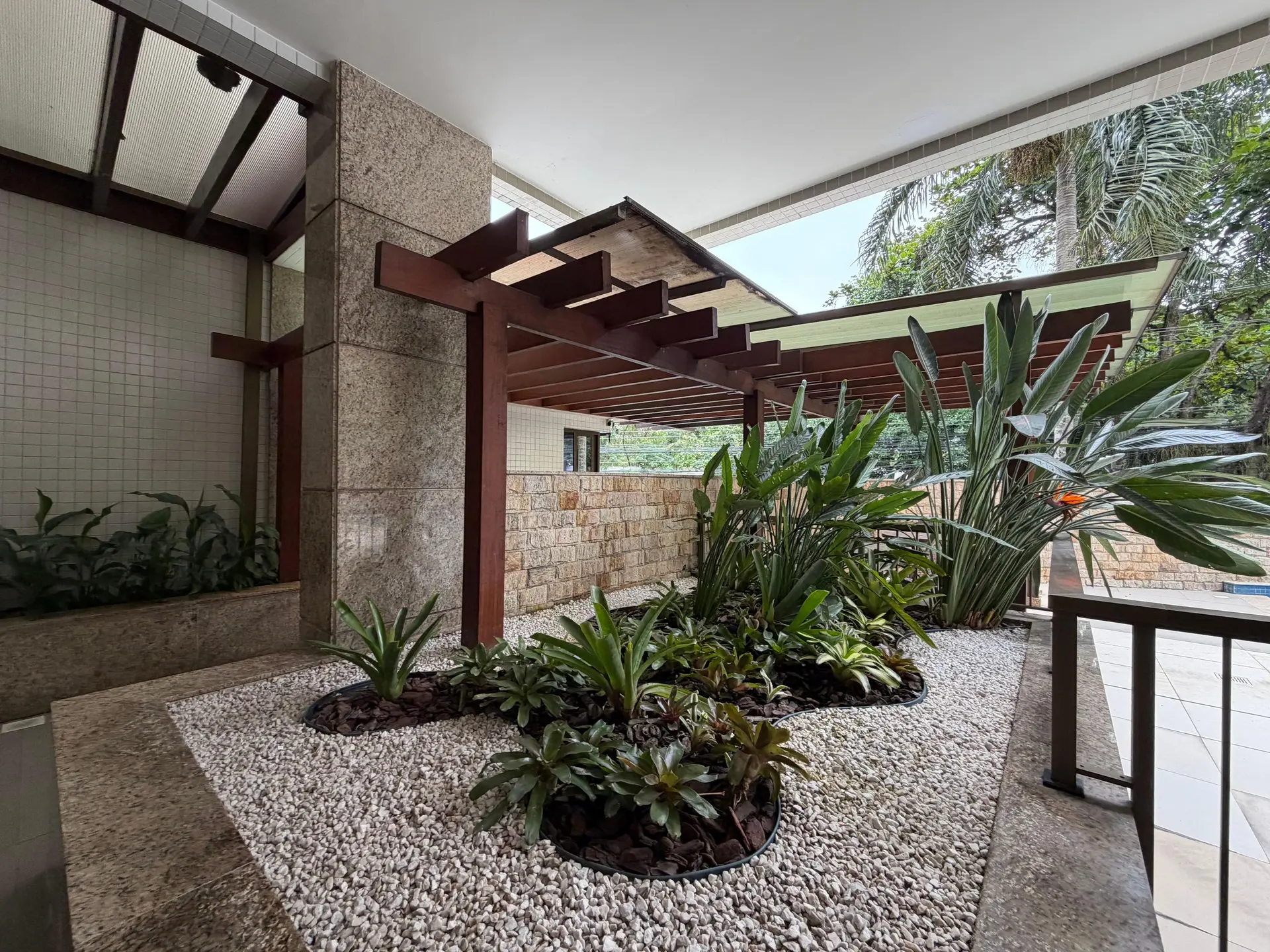 Furnished apartment, 112 m², with a glass-enclosed balcony — photo 40
