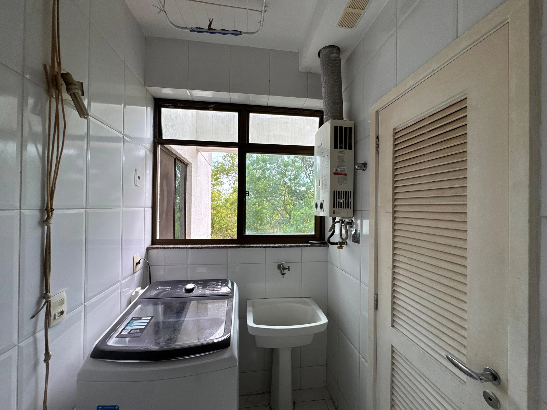 Glass-enclosed balcony in a 3-bedroom apartment, 96 m² — photo 31