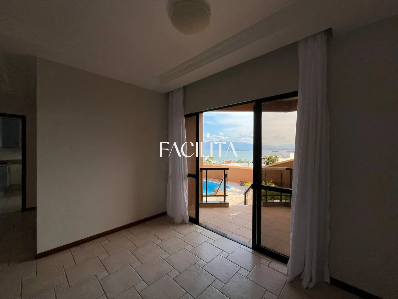 Furnished 456 m² house with 3 en-suite bedrooms and pool — photo 8