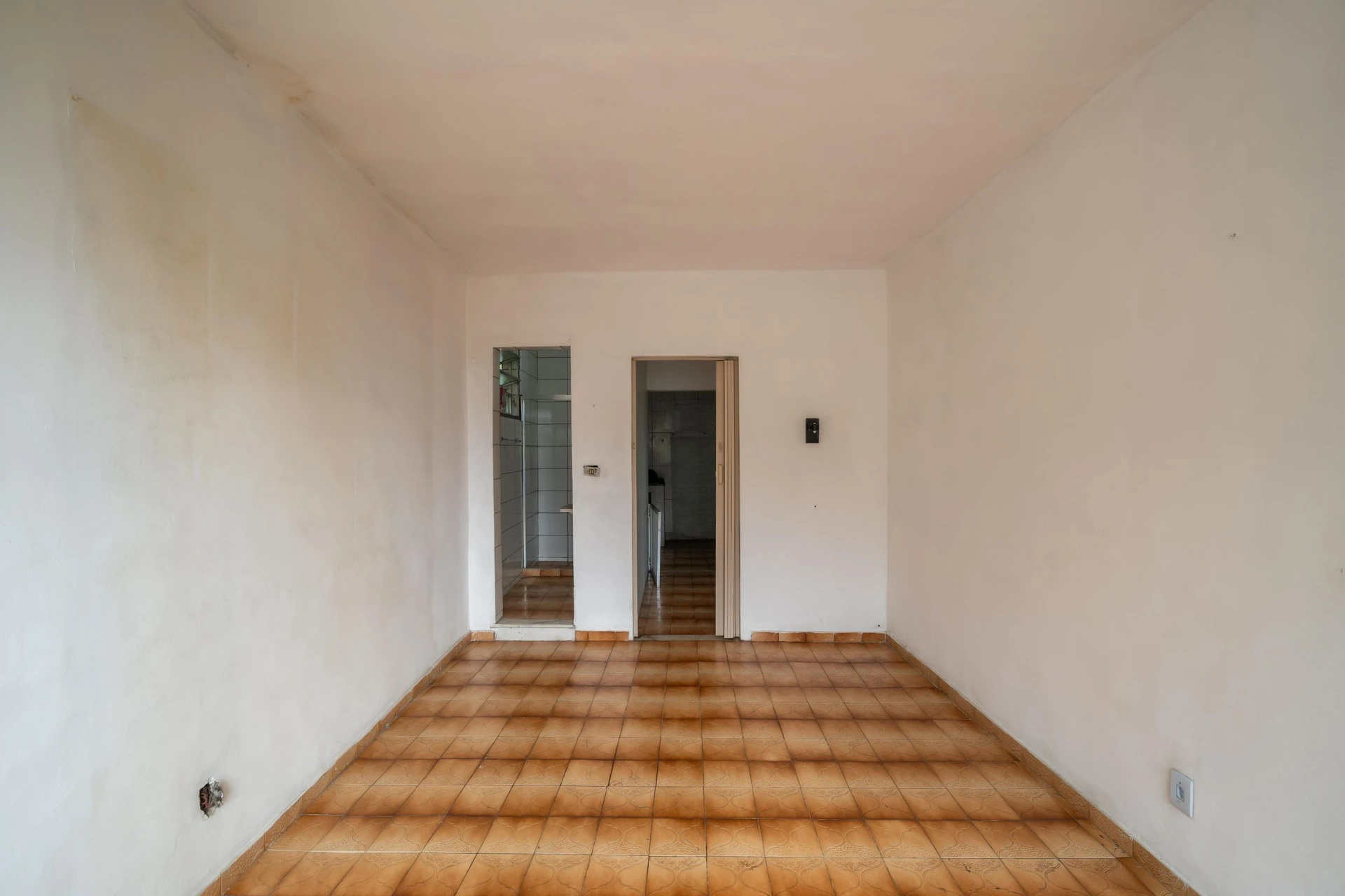 Unfurnished house with 2 bedrooms, yard and balcony — photo 16