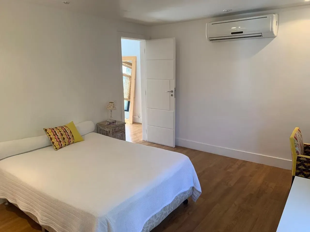 Furnished house with 4 bedrooms and 5 bathrooms, warm wood touches — photo 6