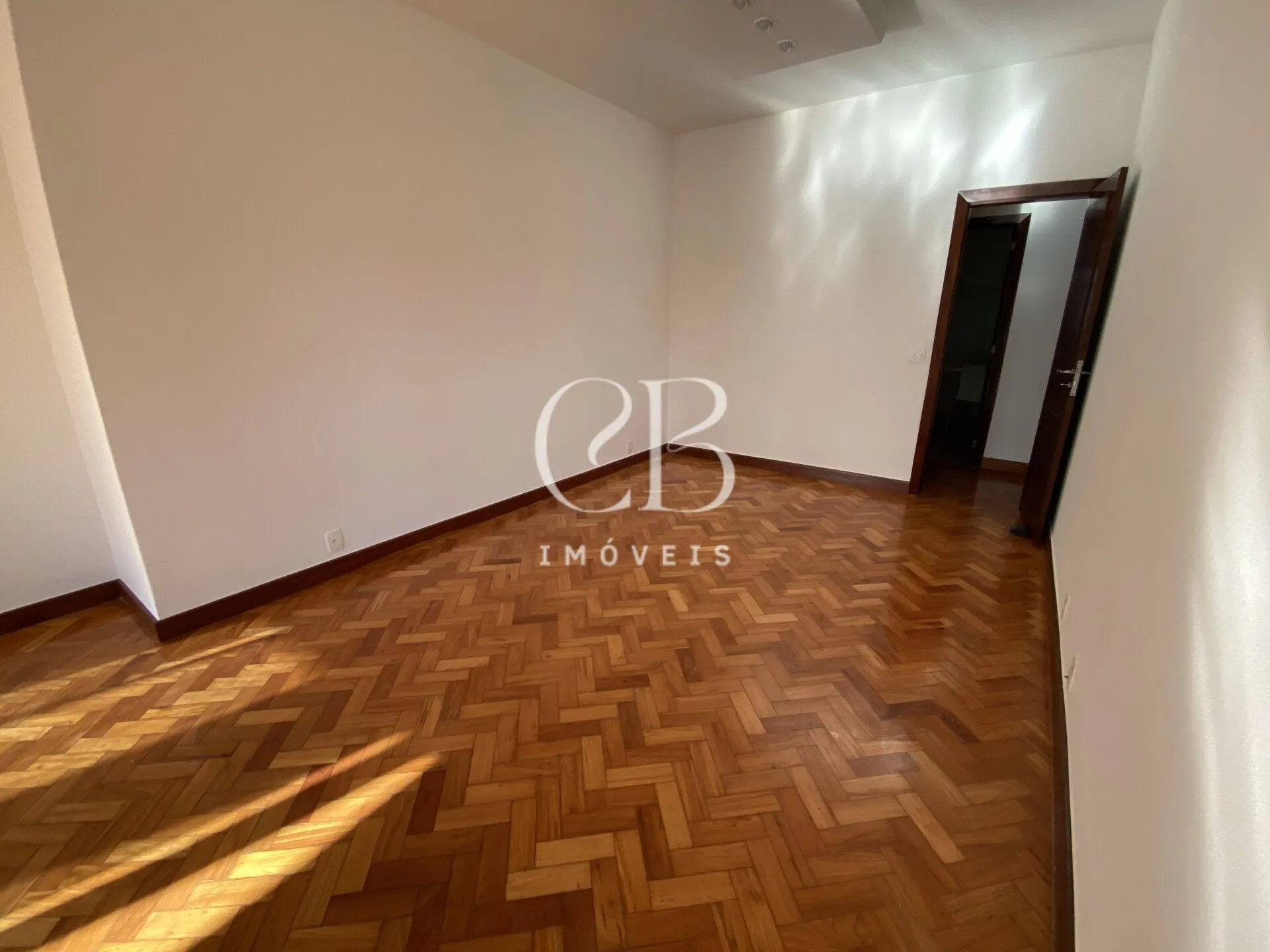 Apartment with 4 bedrooms and a glass-enclosed balcony — photo 57