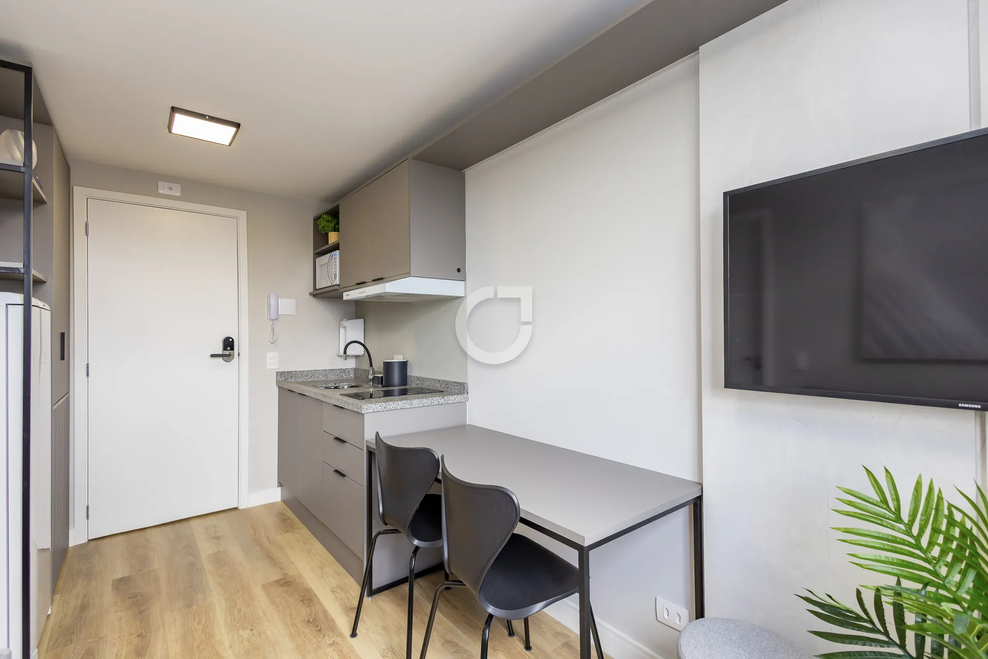Furnished 1-bedroom apartment with a work area — photo 6