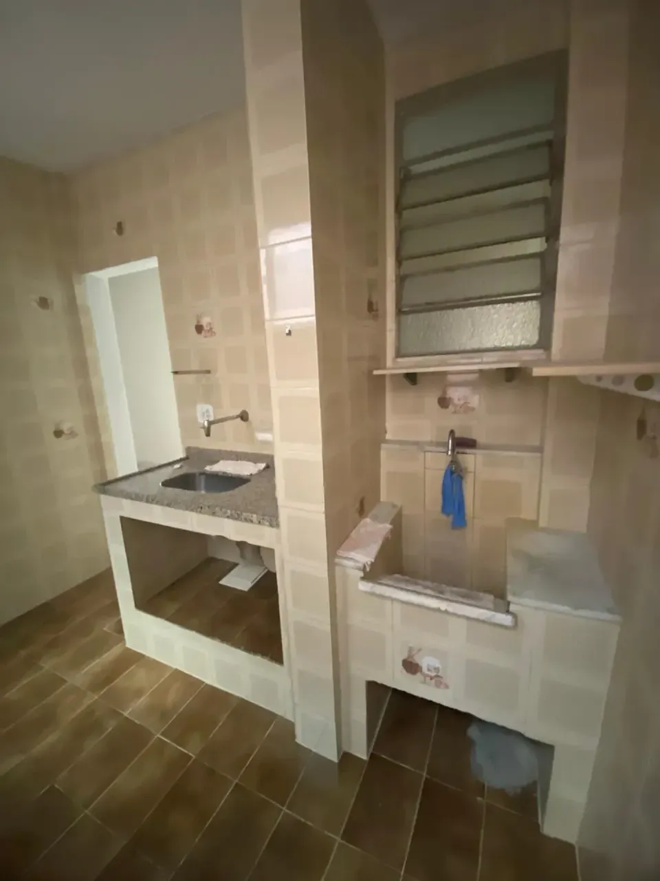 Unfurnished 2-bedroom apartment with glass shower — photo 2