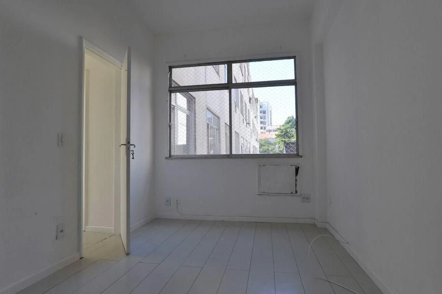 Wood or laminate floors in a 2-bedroom apartment, 54 m² — photo 7