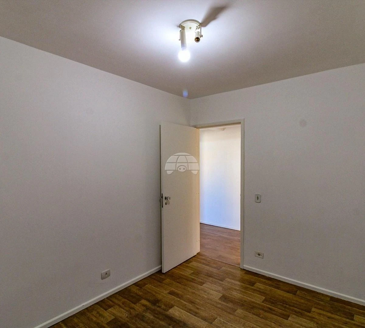 3-bedroom apartment with wood or laminate floors — photo 13