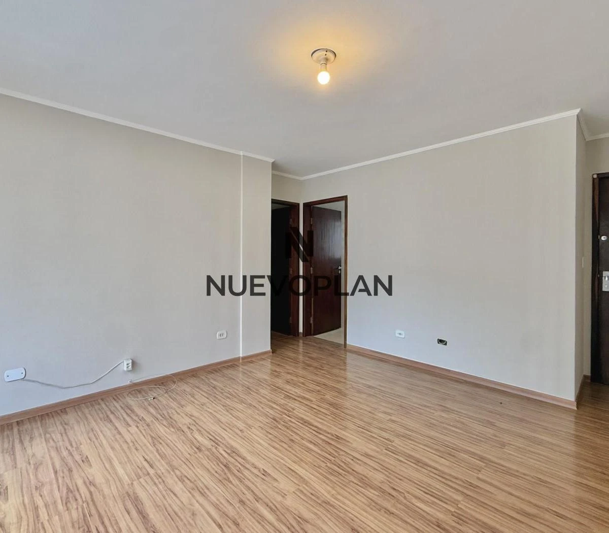 Wood or laminate floors in a 3-bedroom apartment, 78 m² — photo 26