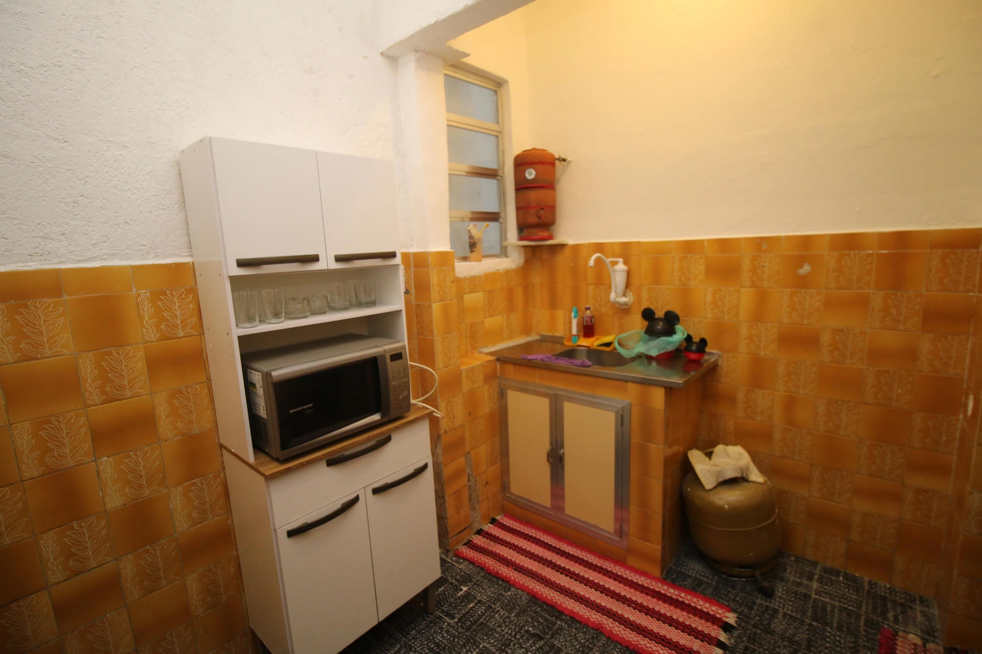 Apartamento de 1 dormitório com armários na cozinha