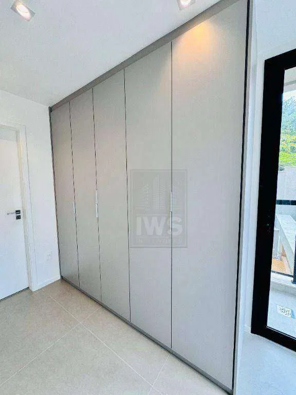 Modern house with 5 en-suite bedrooms and air conditioning — photo 17