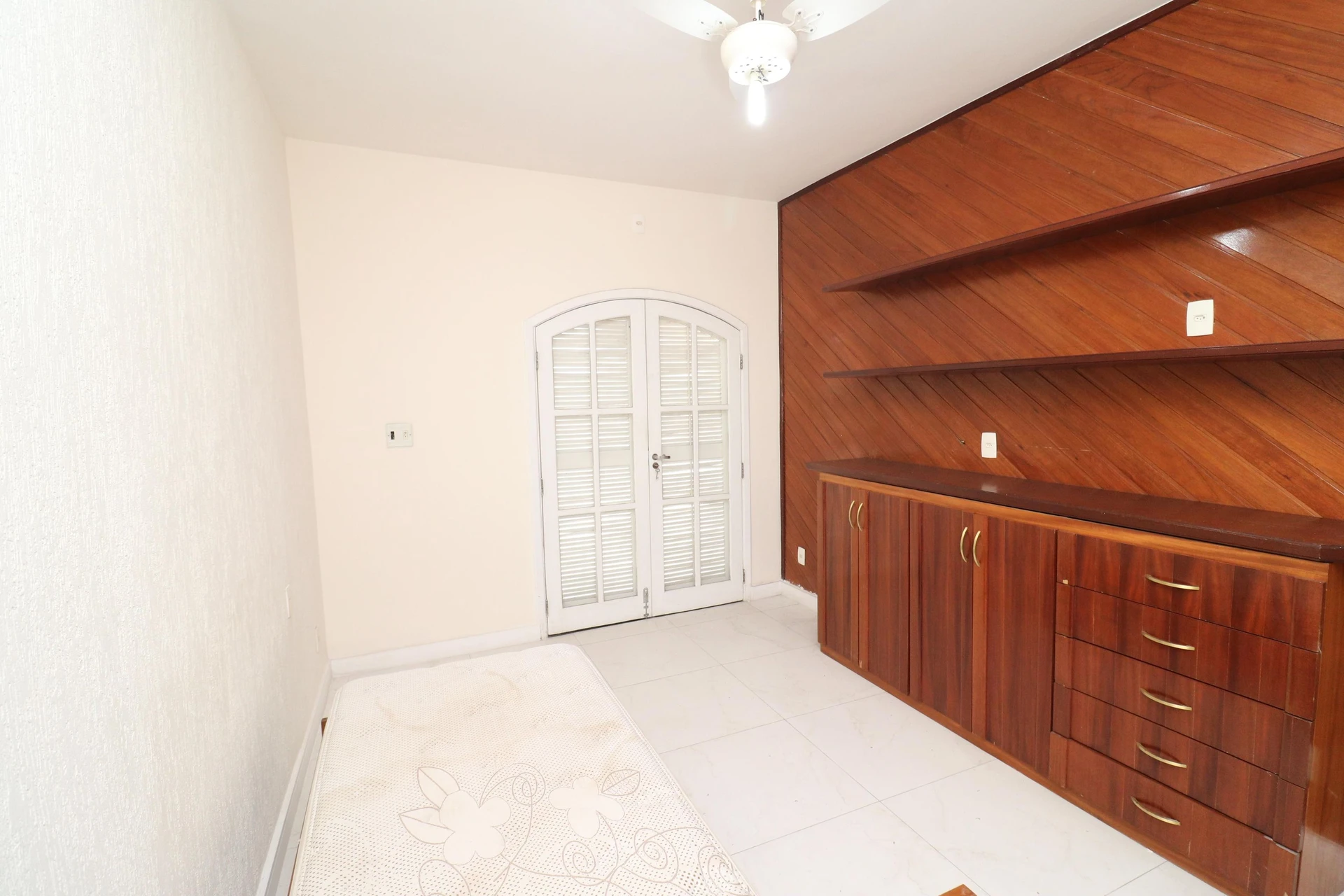 Vestidor y 5 dormitorios: casa de 420 m² — photo 102