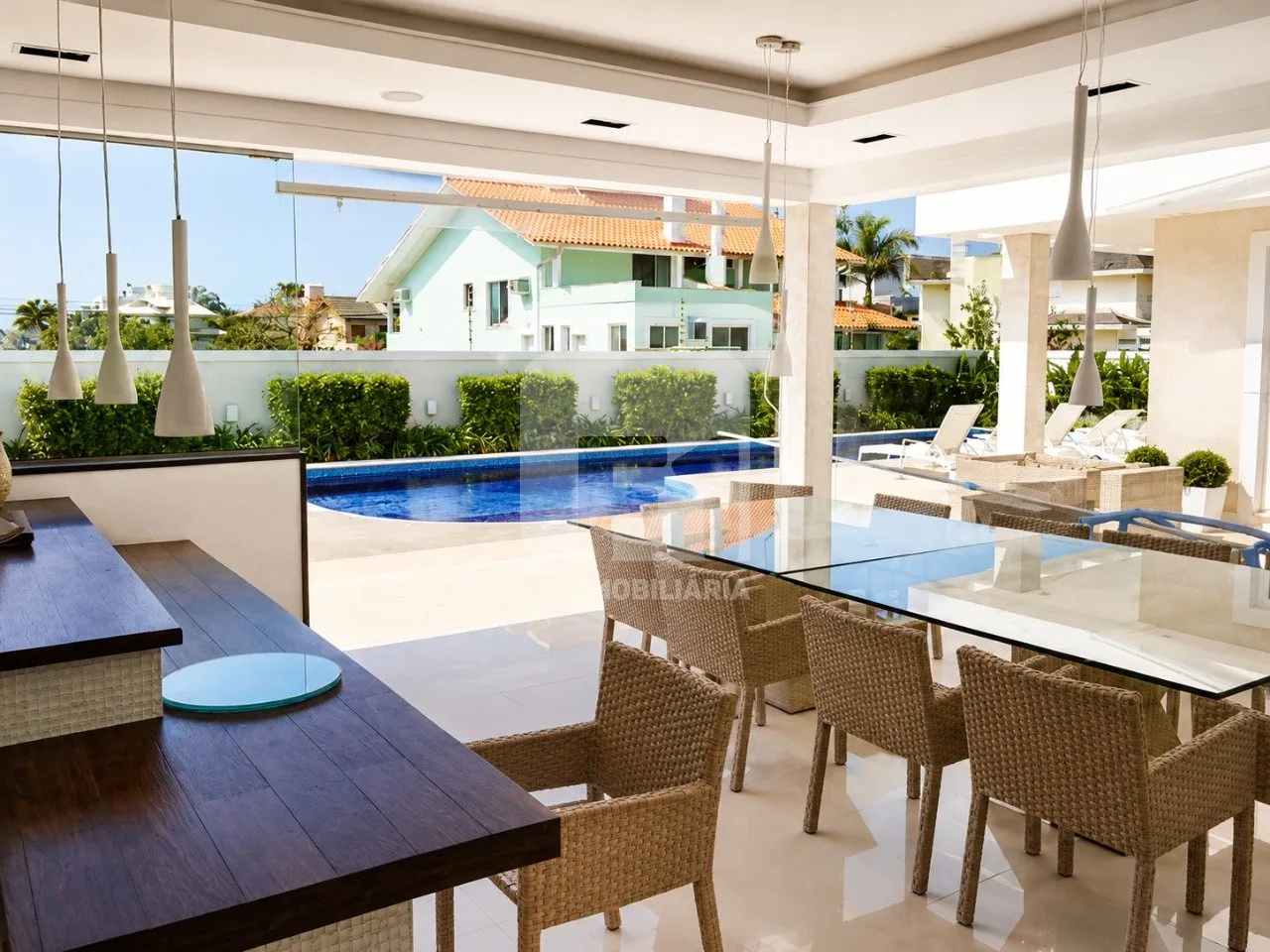 Furnished 9-suite house with open-plan kitchen — photo 32