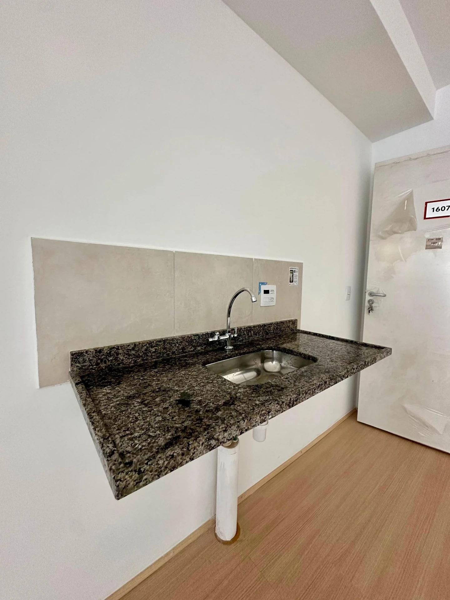 1-bedroom apartment with 1 bathroom and no parking