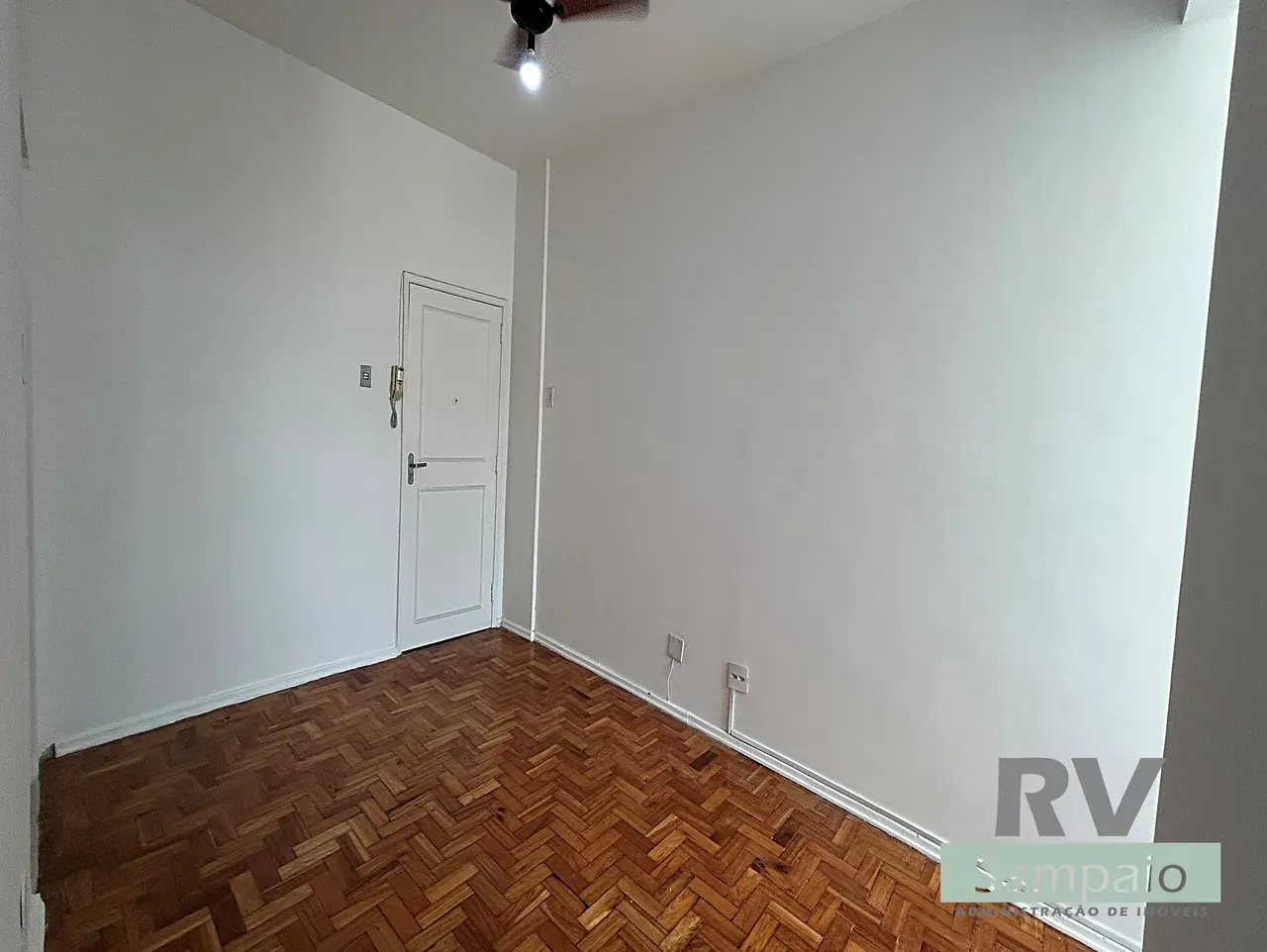 One-bedroom apartment with wood or laminate floors — photo 9